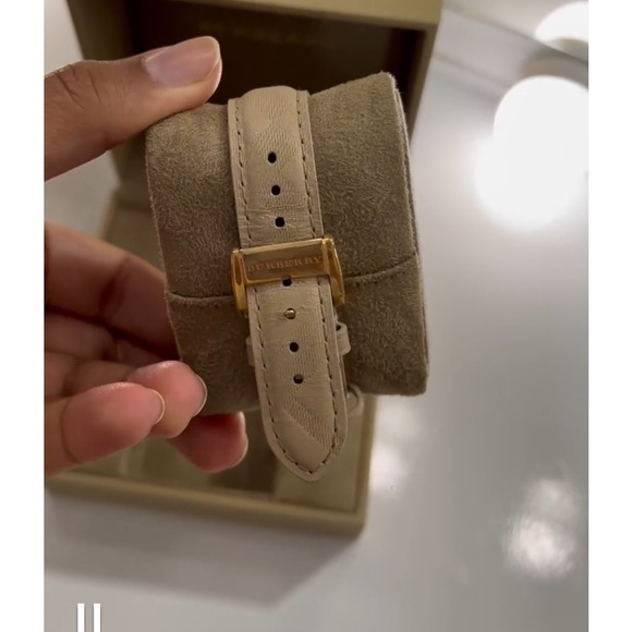 Burberry authentic beautiful watch - Picture 6 of 8